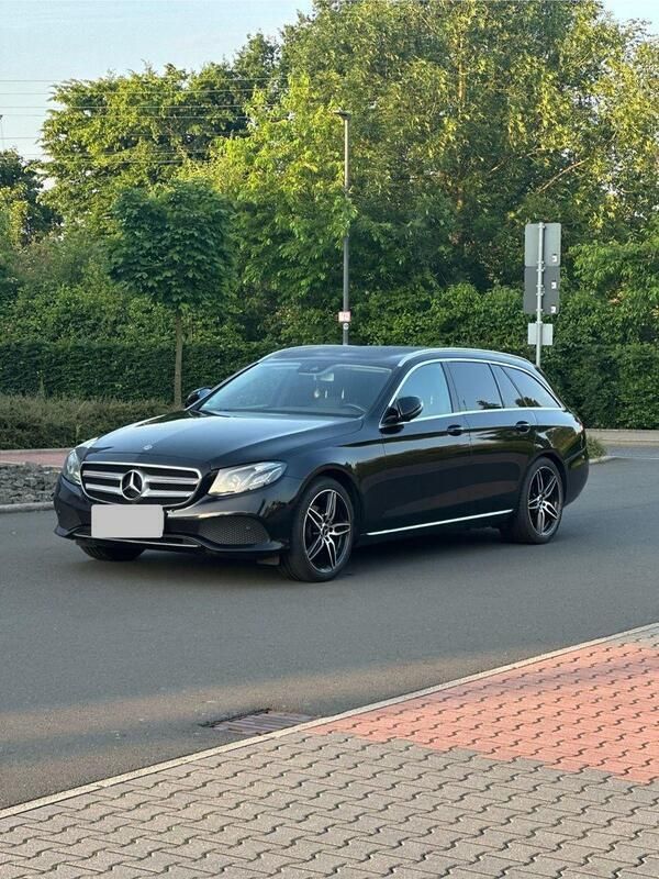 Schwarz Gebraucht 2017 Mercedes E220 Kombi | 11.890 € - Bild 1/4
