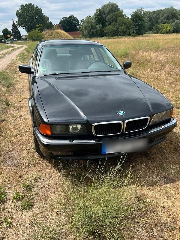 Schwarz Gebraucht 1994 BMW 740 Limousine | 10.000 € - Bild 1/4