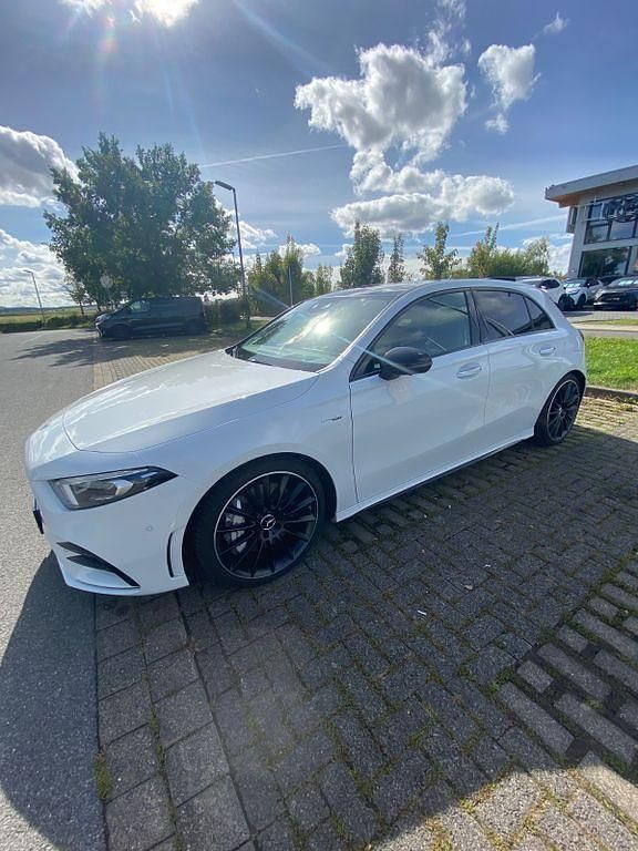 Weiß Gebraucht 2020 Mercedes A35 AMG AMG Limousine | 32.900 € (Fairer Preis) - Bild 1/4