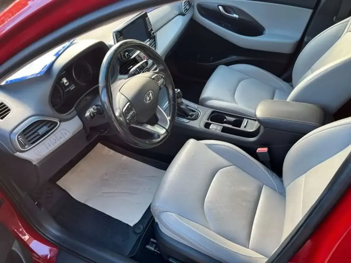 Gebraucht Hyundai i30 Premium 140 PS (102 kW) 2017 Rot Limousine