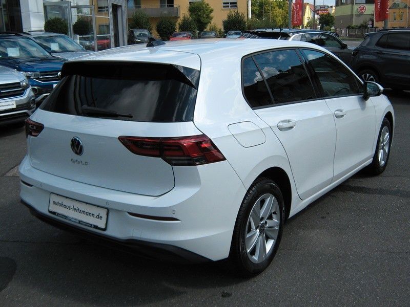 Second-hand VW Golf VIII Life 131 CP (96 kW) 2021 Alb Berlinǎ