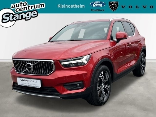 Rot (metallic) Gebraucht 2021 Volvo XC40 Inscription SUV | 29.699 € (Superpreis) - Bild 1/4