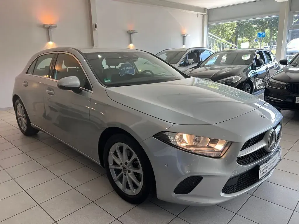 Gebraucht Mercedes A180 116 PS (85 kW) 2021 Silber Limousine