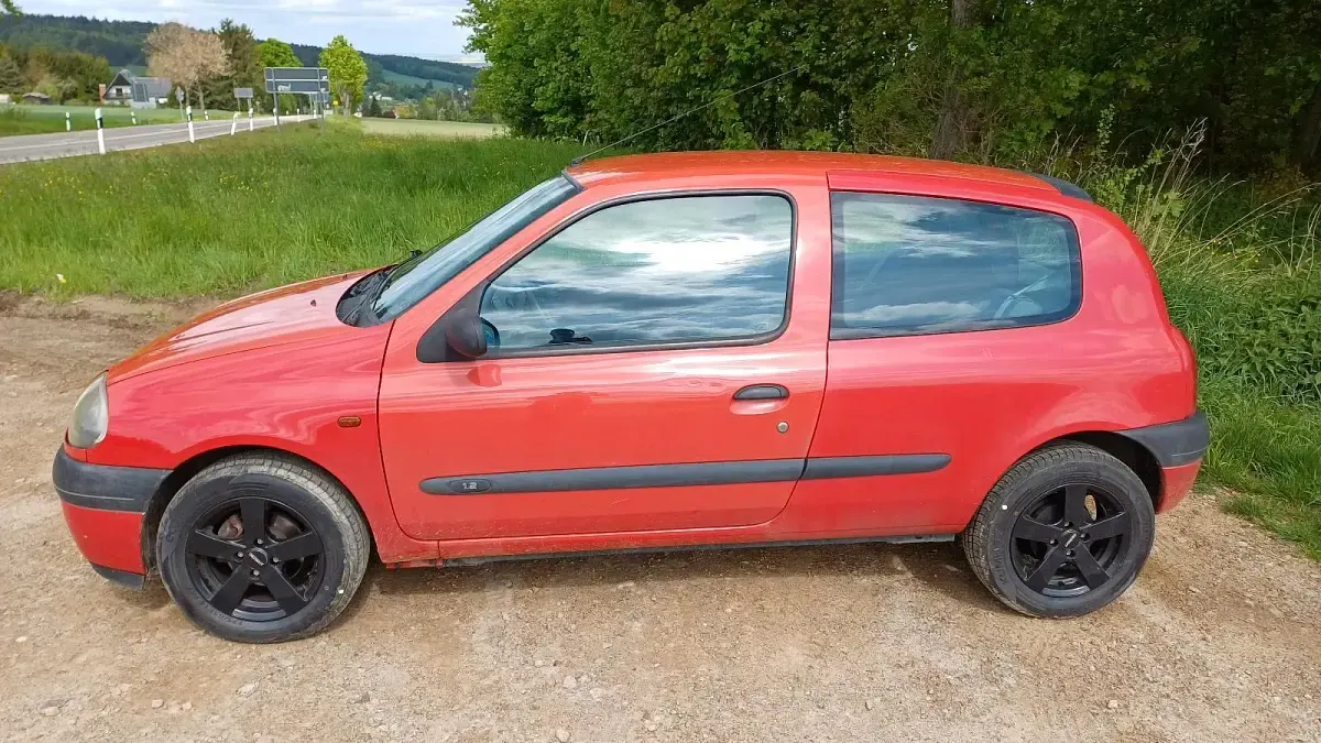 Używany Renault Clio II 58 KM (42 kW) 2001 Czerwony Hatchback