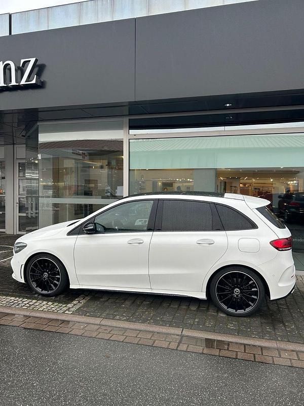 Weiß Gebraucht 2019 Mercedes B220 Style Van / Kleinbus | 25.700 € (Etwas zu teuer) - Bild 1/4