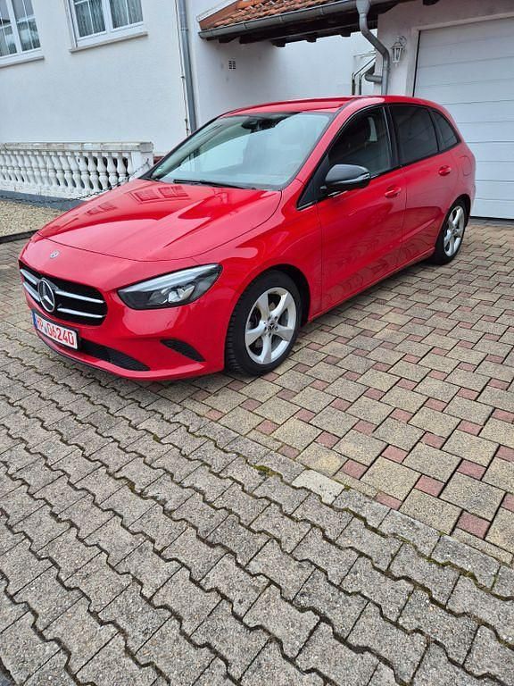 Gebraucht Mercedes B200 Progressive 150 PS (110 kW) 2019 Rot Van / Kleinbus