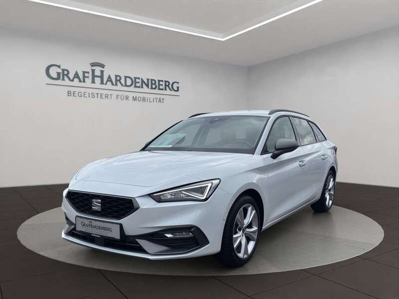 Weiß Gebraucht 2024 Seat Leon FR-Line Limousine | 26.890 € (Fairer Preis) - Bild 1/4