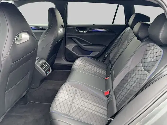 Gebraucht VW Passat R-line 193 PS (141 kW) 2024 Grau Kombi