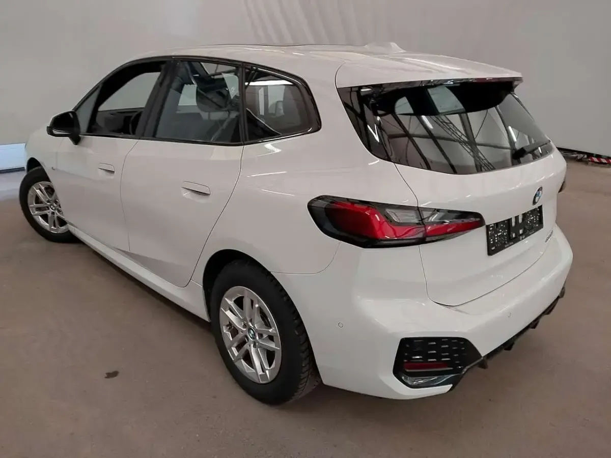 Gebraucht BMW 220 M Sport 170 PS (125 kW) 2025 Alpinweiss 3 Van / Kleinbus