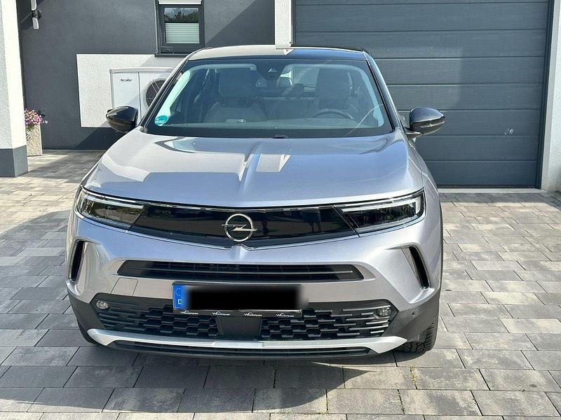 Grau Gebraucht 2023 Opel Mokka-e Elegance SUV | 21.490 € (Fairer Preis) - Bild 1/4