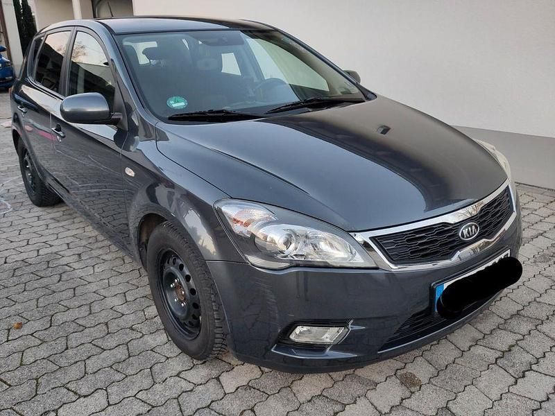 Grau Gebraucht 2010 Kia Ceed Limousine | 2.700 € (Guter Preis) - Bild 1/4