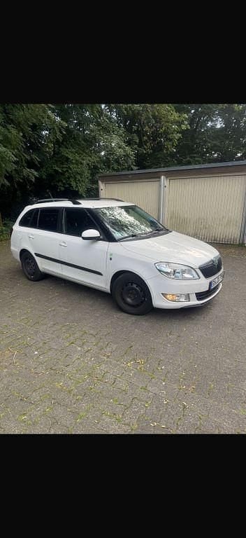 Weiß Gebraucht 2011 Skoda Fabia GreenLine Kombi | 1.400 € (Fairer Preis) - Bild 1/4