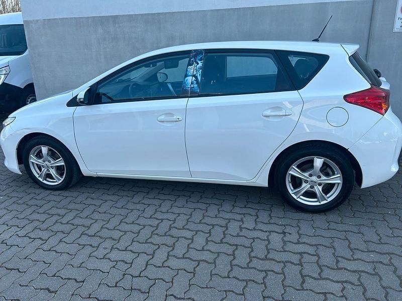 Gebraucht Toyota Auris Cool 99 PS (72 kW) 2014 Weiß Limousine