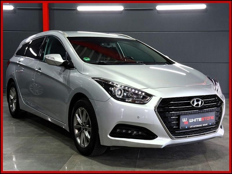 Gebraucht Hyundai i40 Trend 116 PS (85 kW) 2016 Sleek silver / met (metallic) Kombi