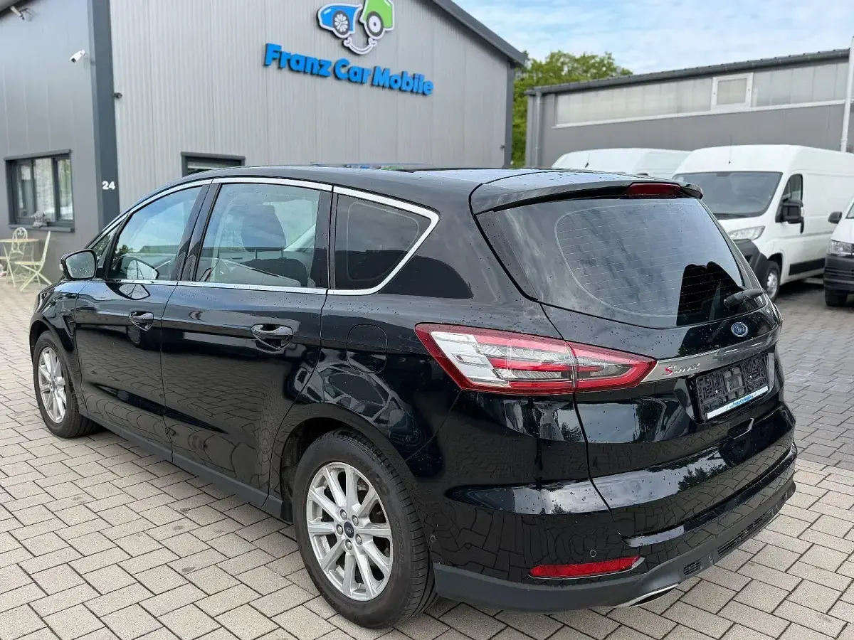 Gebraucht Ford S-MAX Titanium 179 PS (131 kW) 2017 Schwarz Van / Kleinbus