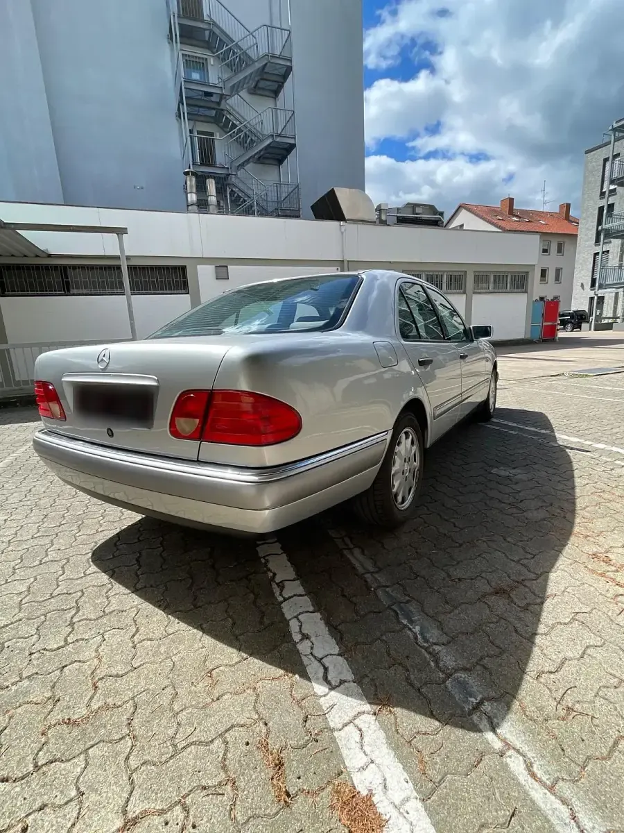 Gebraucht Mercedes E240 Elegance 170 PS (125 kW) 1998 Silber Limousine