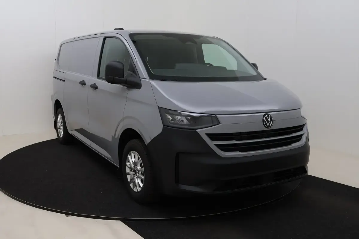 Neu VW T7 150 PS (110 kW) 2026 Grau (stone grey) Van