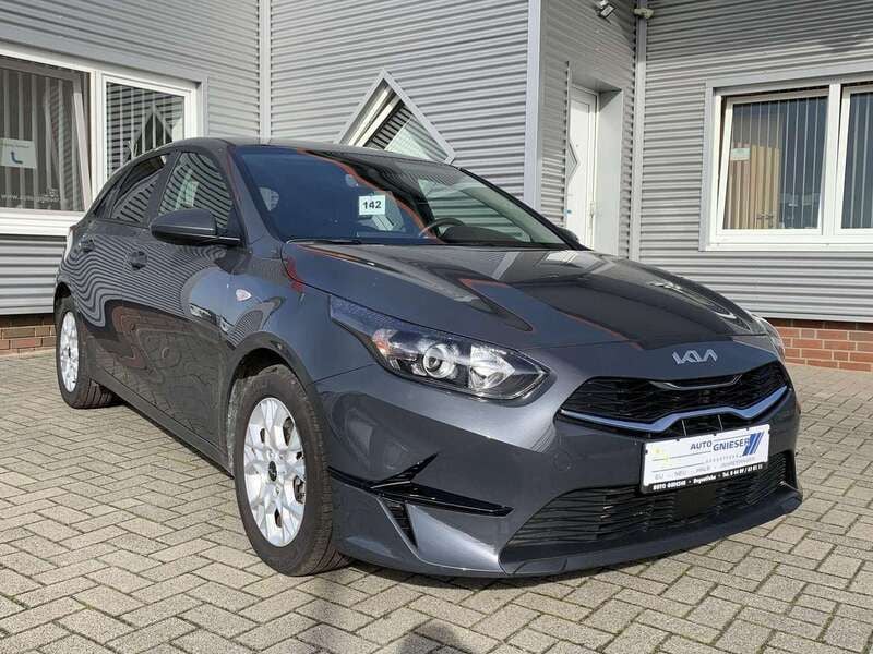 Grau Gebraucht 2023 Kia Ceed Limousine | 17.900 € (Superpreis) - Bild 1/4