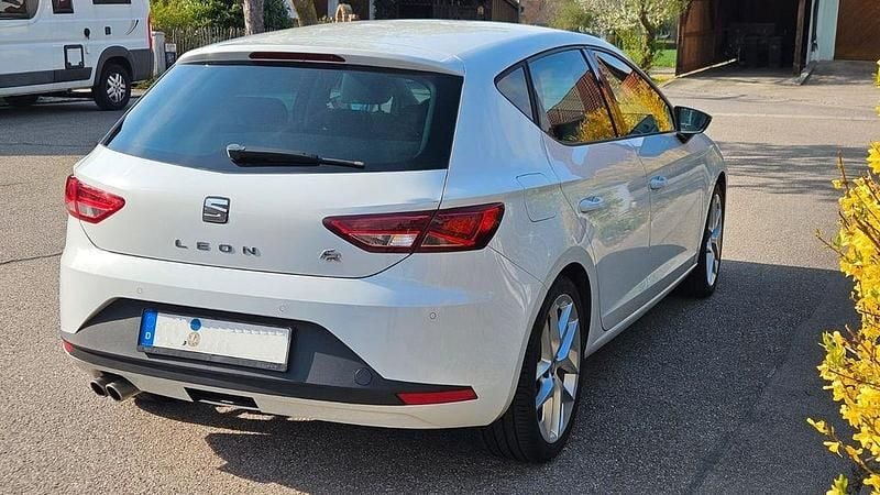 Second-hand Seat Leon FR 140 CP (102 kW) 2013 Alb Berlinǎ