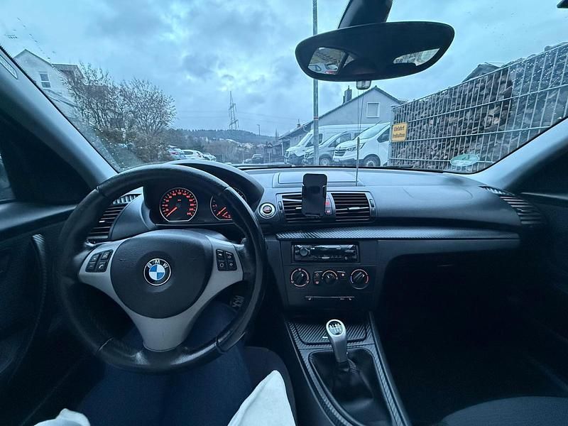 Gebraucht BMW 116 122 PS (89 kW) 2010 Schwarz Kleinwagen