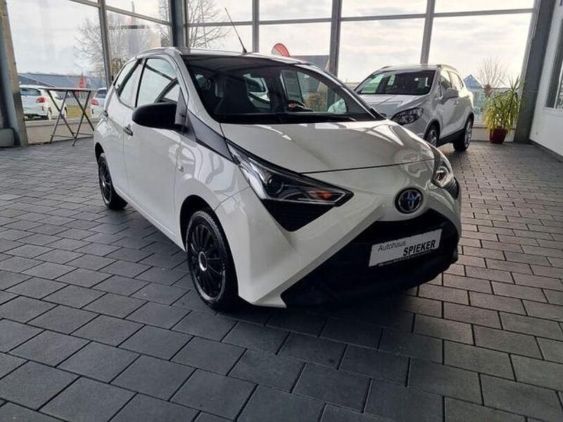 Weiß Gebraucht 2021 Toyota Aygo Business Edition Kleinwagen | 10.690 € (Fairer Preis) - Bild 1/4