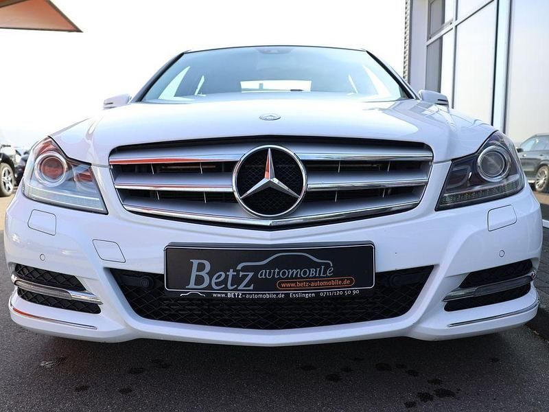 Gebraucht Mercedes C180 156 PS (114 kW) 2013 Weiß Limousine