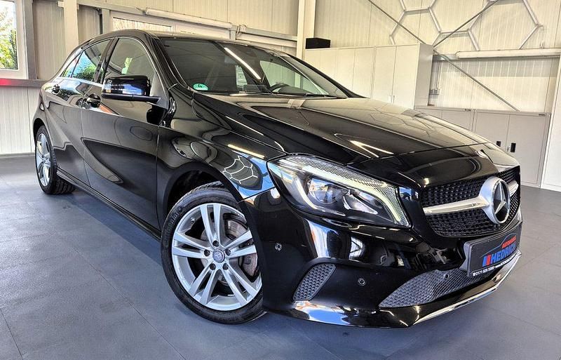 Schwarz Gebraucht 2016 Mercedes A200 Urban Limousine | 15.990 € (Etwas zu teuer) - Bild 1/4