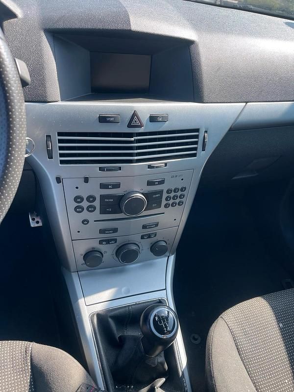 Second-hand Opel Astra 105 CP (77 kW) 2008 Albastru Coupe