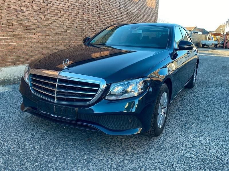 Gebraucht Mercedes E220 194 PS (142 kW) 2017 Grün Limousine
