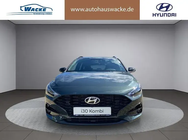 Neu Hyundai i30 Advantage 140 PS (102 kW) 2025 Farbe: gr?n Kombi