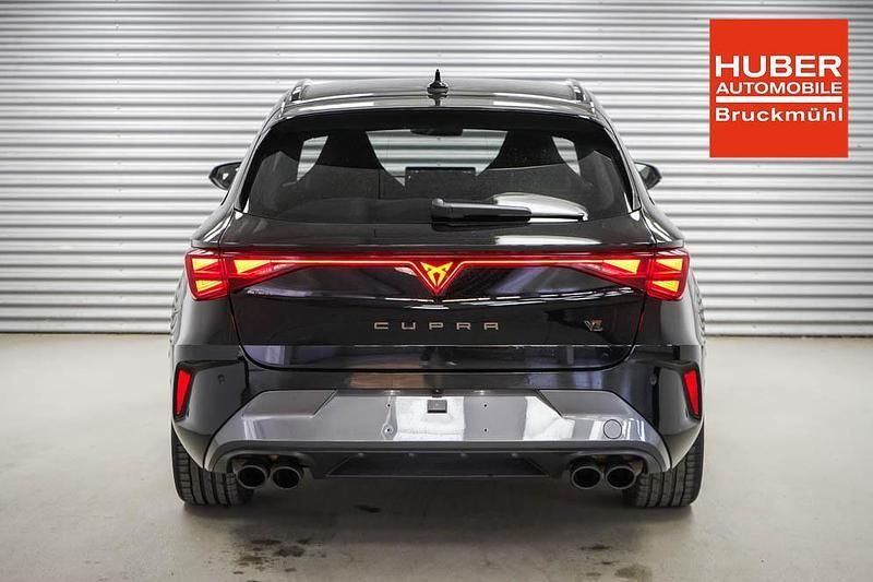 Gebraucht Cupra Leon VZ 333 PS (244 kW) 2025 Midnight black metallic (0e) Kombi