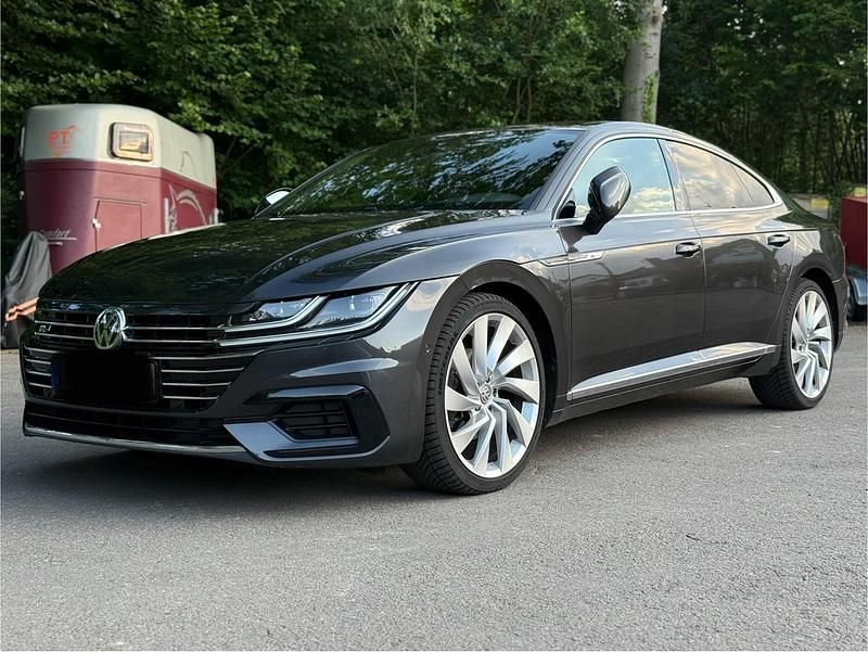 Grau Gebraucht 2018 VW Arteon R-line Limousine | 24.490 € (Fairer Preis) - Bild 1/4