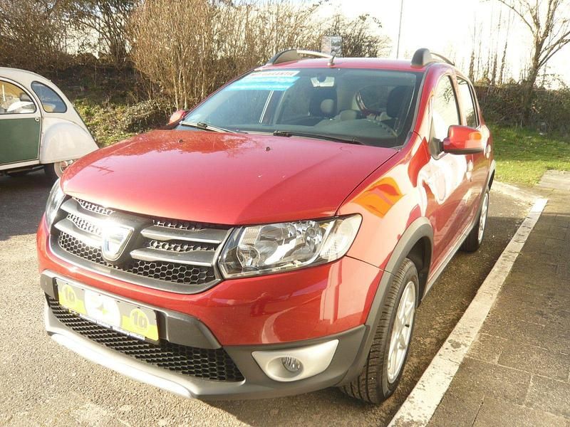 Gebraucht Dacia Sandero Prestige 90 PS (66 kW) 2013 Rot Limousine
