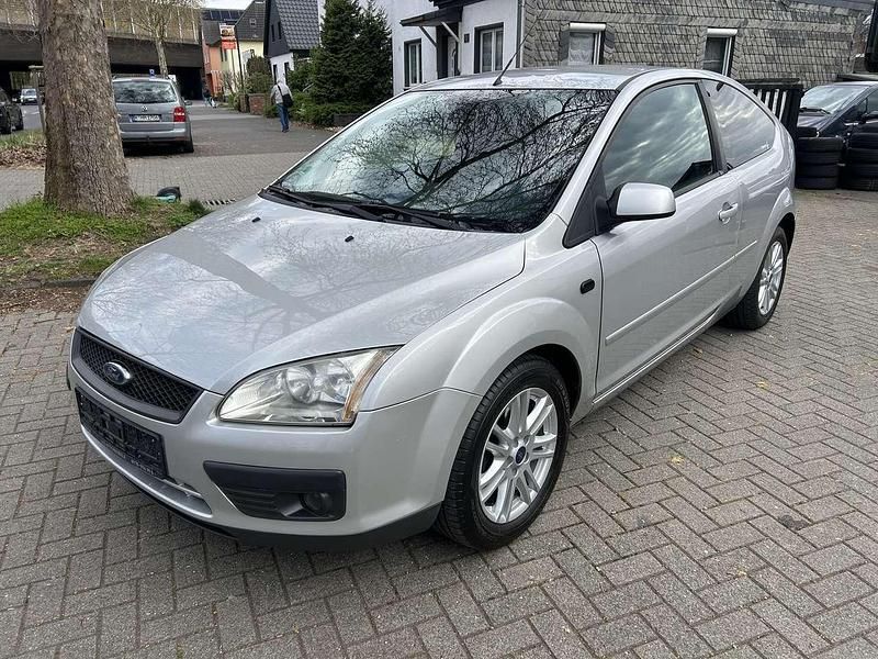 Gebraucht Ford Focus Style 125 PS (91 kW) 2007 Polarsilber metallic Kleinwagen