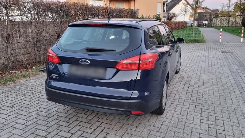 Gebraucht Ford Focus Trend 105 PS (77 kW) 2015 Blau Kombi