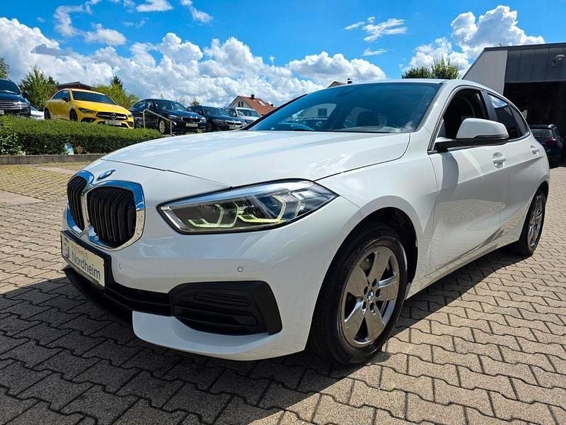 Alpinweiss iii Gebraucht 2022 BMW 118 Advantage Kleinwagen | 18.990 € (Fairer Preis) - Bild 1/4