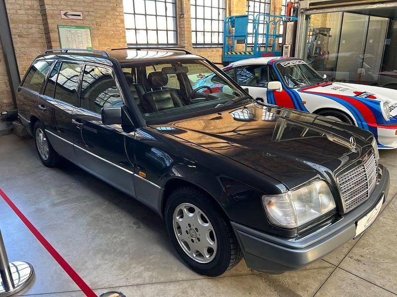 Second-hand Mercedes E320 220 CP (161 kW) 1995 Negru Break