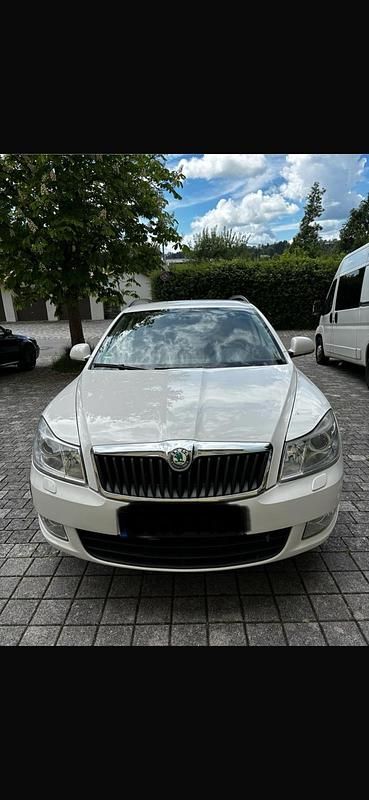 Weiß Gebraucht 2010 Skoda Octavia Kombi | 6.550 € (Fairer Preis) - Bild 1/4