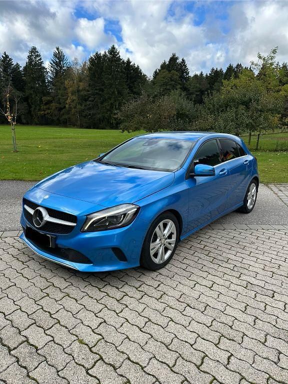 Blau Gebraucht 2016 Mercedes A180 Urban Limousine | 14.900 € (Fairer Preis) - Bild 1/4