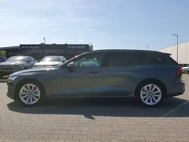 Używany Volvo V60 Core 349 KM (256 kW) 2025 Zielony Kombi