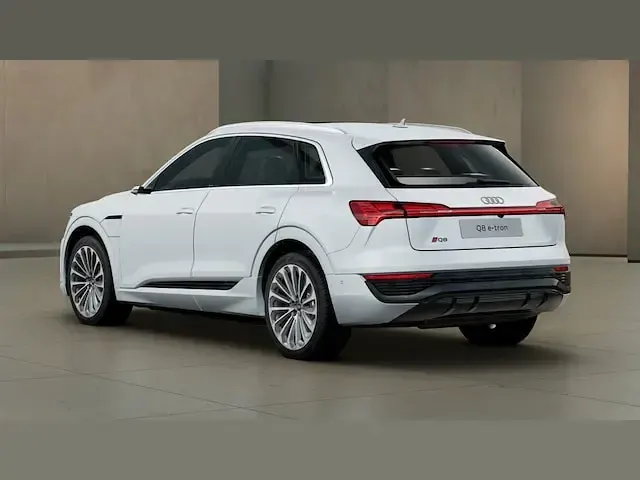 Gebraucht Audi Q8 e-tron S-Line 300 kW (408 PS) 2023 Gletscherweiß metallic SUV
