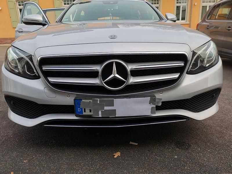 Silber Gebraucht 2018 Mercedes E220 Kombi | 23.600 € (Superpreis) - Bild 1/4