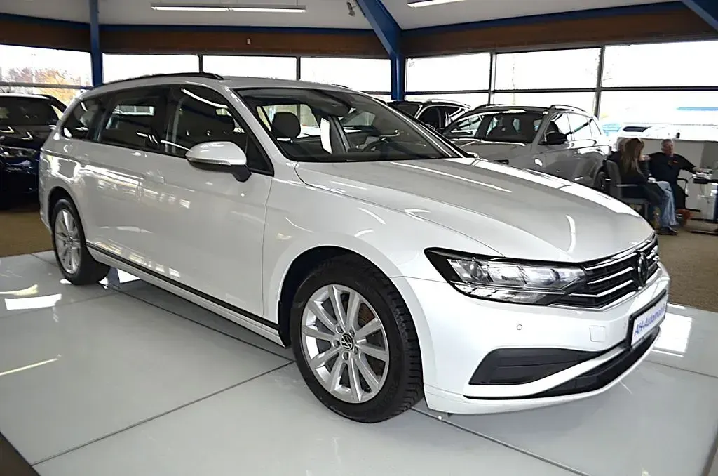 Gebraucht VW Passat Basis 150 PS (110 kW) 2023 Weiß Kombi