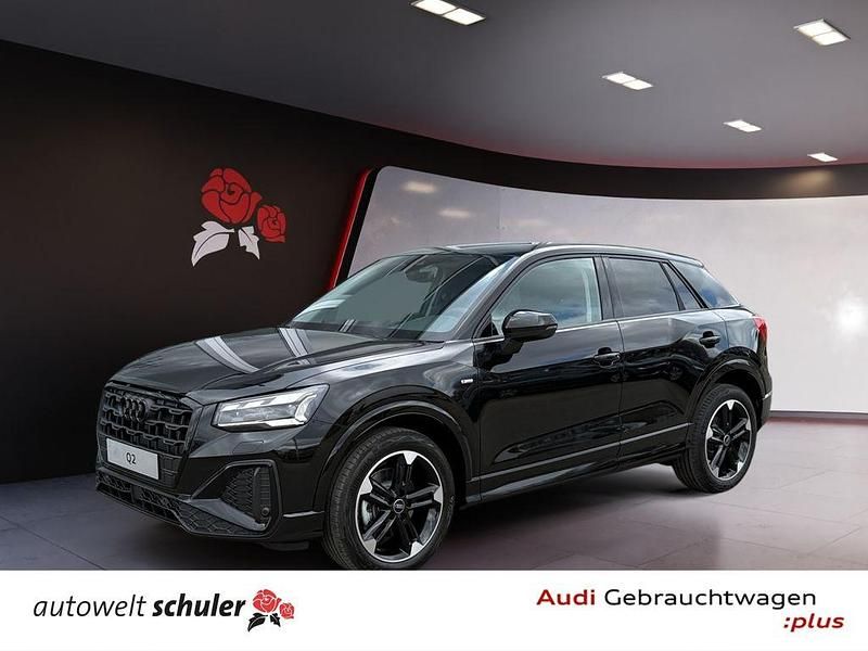Mythosschwarz metallic Gebraucht 2025 Audi Q2 Sport SUV | 43.850 € - Bild 1/4