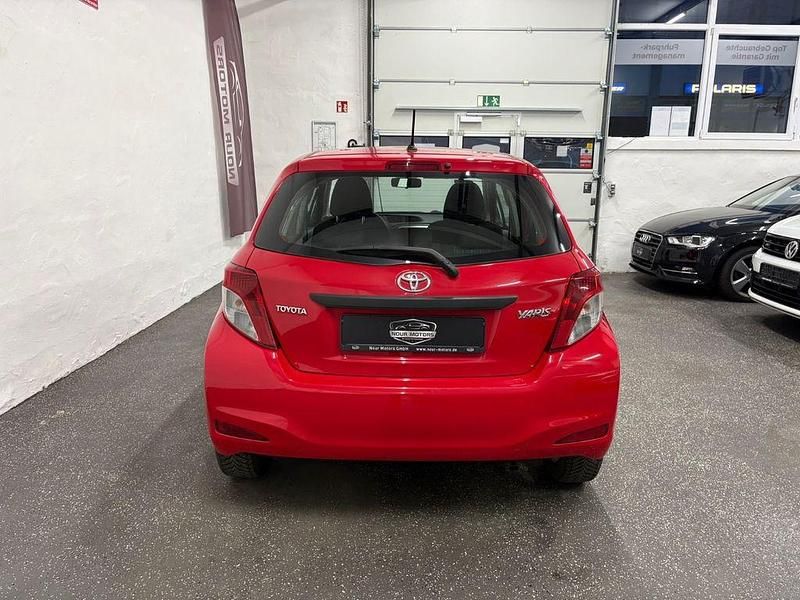 Gebraucht Toyota Yaris Cool 69 PS (50 kW) 2012 Rot Limousine