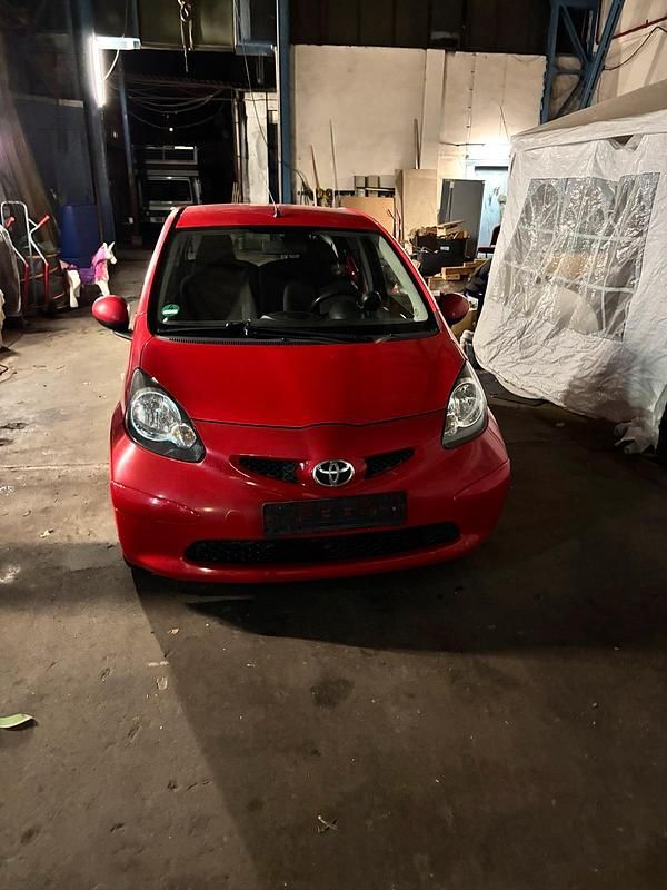Rot Gebraucht 2008 Toyota Aygo Kleinwagen | 2.300 € (Fairer Preis) - Bild 1/4