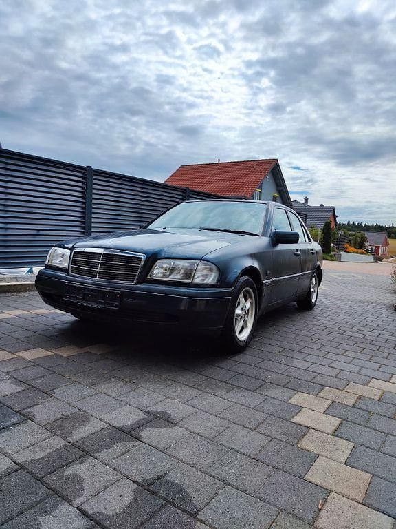 Schwarz Gebraucht 1997 Mercedes C180 Limousine | 1.150 € (Superpreis) - Bild 1/4