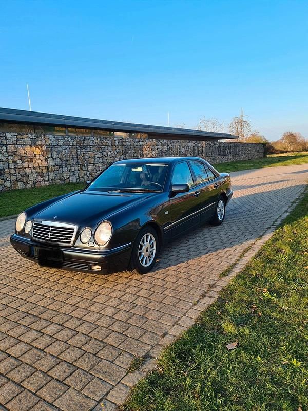 Gebraucht Mercedes E240 170 PS (125 kW) 1998 Schwarz Limousine