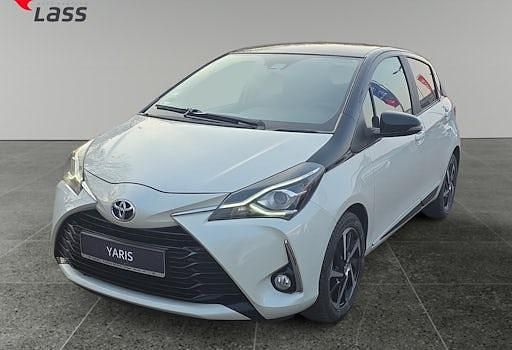 Gebraucht Toyota Yaris Basis 111 PS (81 kW) 2020 Montblancweiß perleffekt / mysticschwarz mica Limousine