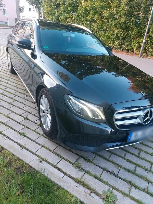 Schwarz Gebraucht 2018 Mercedes E220 Kombi | 17.450 € (Guter Preis) - Bild 1/4
